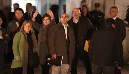 Los cinco miembros de la Mesa, a excepci&oacute;n de Forcadell, abandonan la sede del Supremo en la noche del jueves. 