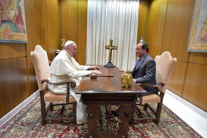 El papa Francisco, junto al presidente de Francia, François Hollande, el 17 de agosto de 2016.