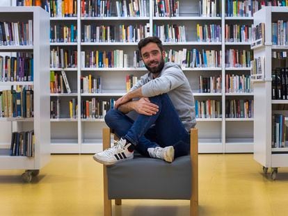 El exfutbolista Zuhaitz Gurrutxaga, fotografiado en la biblioteca de la casa de cultura Ernest Llust de San Sebastián el 5 de diciembre.