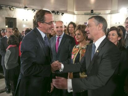 El lehendakari, I&ntilde;igo Urkullu, saluda al ministro de Sanidad en funciones, Alfonso Alonso, durante la tradicional recepci&oacute;n de Navidad.