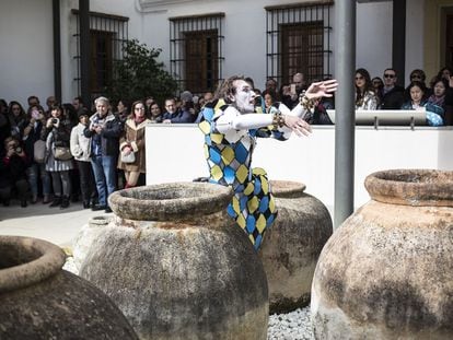 Una 'performance' de Rubén Olmo en el Museo Arqueológico de Jerez de este domingo.