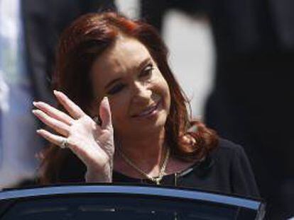 La presidenta de Argentina, Cristina Fernández, saluda este sábado 26 de enero de 2013, a su llegada al Aeropuerto Internacional de Santiago de Chile, para participar en la primera Cumbre de la Comunidad de Estados Latinoamericanos y Caribeños (Celac) y la Unión Europea (UE) que se realiza entre hoy y mañana.