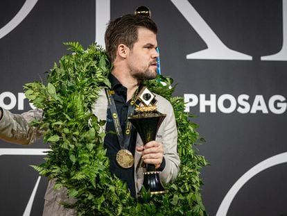 Carlsen pregunta dónde debe situarse tras ser coronado campeón en Dubái, diciembre de 2021