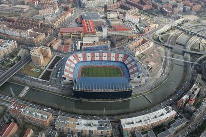 Vista aérea del Calderón, con la fábrica de Mahou detrás.