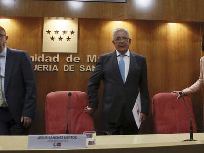 El consejero de Sanidad de la Comunidad de Madrid, Jesús Sánchez Martos (c)