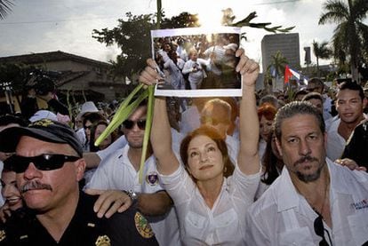 La cantante Gloria Estefan encabeza una marcha a favor de las Damas de Blanco, el 25 de marzo en Miami.