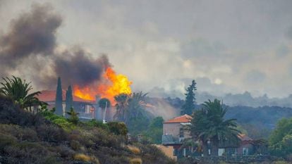 Una casa arde por los efectos de la erupción el volcán de La Palma este lunes.
