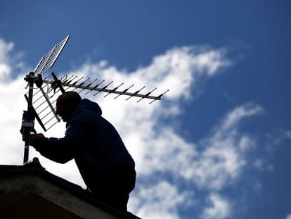 Un antenista resintoniza la señal la señal de TDT en Madrid