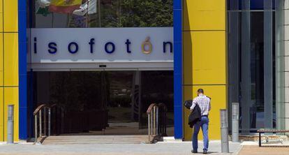 Un empleado accede a la sede de Isofotón en Málaga.