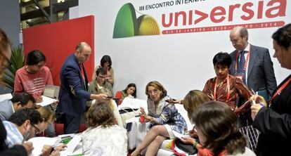 La nueva secretaria general iberoamericana, Rebeca Grynspan, atiende a los periodistas en la reunión de Universia.