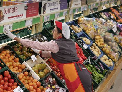 Una trabajadora coloca mercancía, en uno de los supermercados Consum de Valencia.