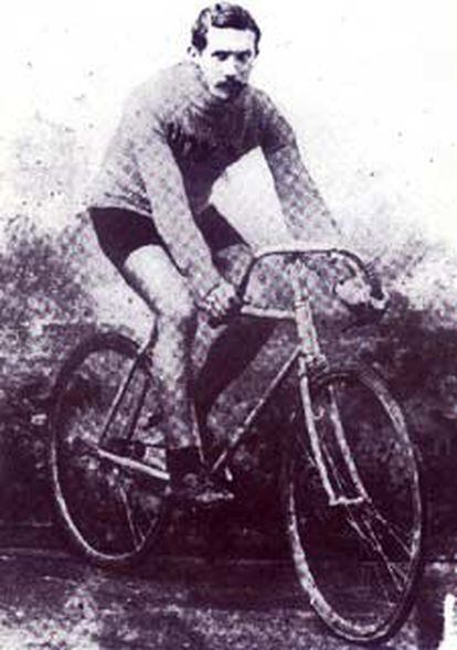 Joseph Habierre, sobre su Alcyon, posa para la publicidad del Tour de 1909.