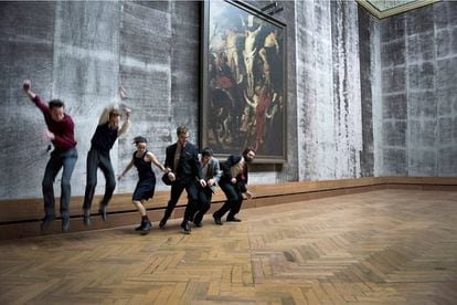 Performance en el Museo Real de Bellas Artes de Amberes (delante del cuadro de Rubens &#039;Cristo en la cruz entre los dos ladrones&#039;).