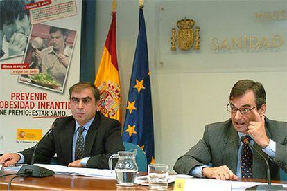 José Martínez Olmos y Felix Lobo, durante la presentación de una campaña para prevenir la obesidad infantil.