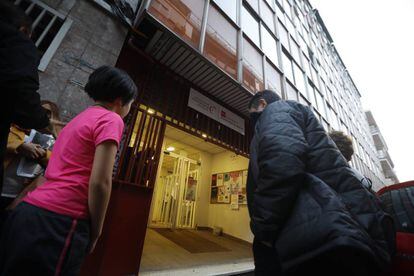 Padres y alumnos frente al conservatorio Teresa Berganza.