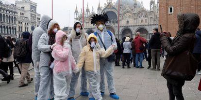 Turistas protegidos con trajes y máscaras en Venecia