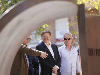 El presidente de la Generalitat, Ximo Puig, este domingo en Alicante, ante la escultura a Miguel Hernández.