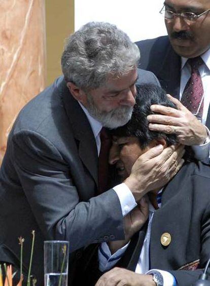 Lula Da Silva abraza a Evo Morales tras cloncuir la Cumbre de la Comunidad Sudamericana de Naciones en Bolivia.