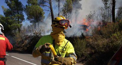 Brigadas forestales en el incendio de Chulilla.