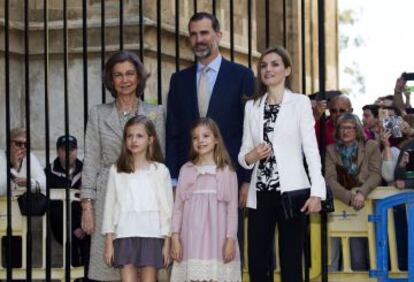 Los Reyes con sus hijas y la reina Sofía, el año pasado en Mallorca.