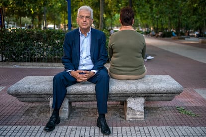 El abogado Gabriel Rubio posa junto a Itziar Prats, de espaldas, en Madrid, el pasado 24 de junio.