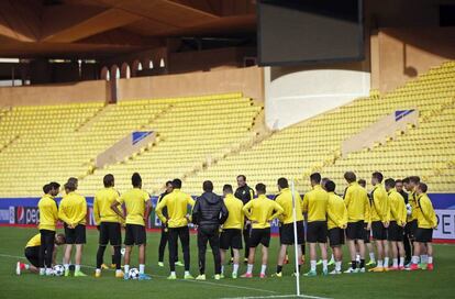 Los jugadores del Dortmund, durante el entrenamiento en el estadio Louis II.