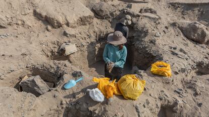 Arqueólogos peruanos trabajan en las ruinas de Macatón, pertenecientes a la cultura Chancay, en Huaral (Perú), el 24 de mayo de 2023.