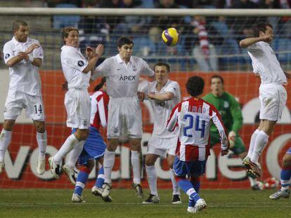 Simao lanza la falta que supuso el segundo gol del Atlético.
