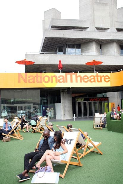 La terraza veraniega del National Theatre mira al Támesis.