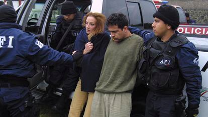 Florence Cassez e Israel Vallarta se muestran a la prensa durante una escenificación de su arresto, el 9 de enero de 2005.