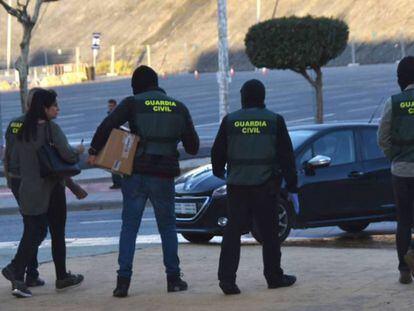 Varios guardias civiles en una reciente operación contra el narcotráfico en Ceuta. 