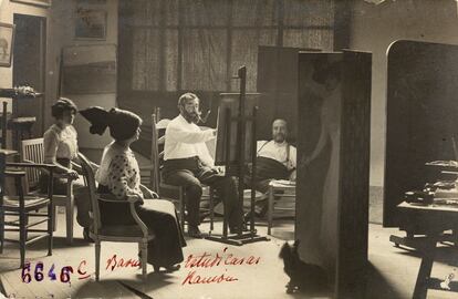 Ramón Casas pintando a Júlia y a Flora Peraire en presencia de Adolf Mas en 1912. / © Fundació Institut Amatller d'Art Hispànic