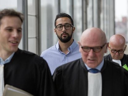 Valtònyc llega a los juzgados de Gante junto a sus abogados Gonzalo Boye y Paul y Simon Bekaert, en septiembre de 2018.