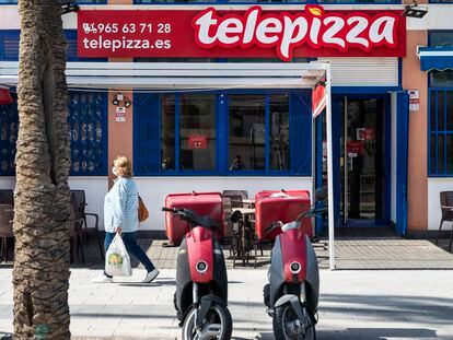 Un petón frente a un establecimiento de Telepizza.