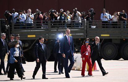 El jefe de la diplomacia española, José Manuel Albares, el rey Felipe VI y la ministra de Defensa, Margarita Robles, se preparan para la llegada del presidente de Estados Unidos, Joe Biden, a Torrejón de Ardoz, en Madrid, este martes. 