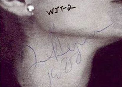 Imagen del álbum que Lennon firmó a Chapman horas antes de morir. Su firma y la fecha aparece en el cuello de Yoko Ono.
