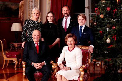 El rey Harald de Noruega se encuentra estos días de baja laboral tras contraer una infección vírica, como informó la semana pasada su hijo el príncipe Haakon. De hecho, es el heredero al trono quien está asumiendo las funciones del monarca estos días hasta que se recupere.