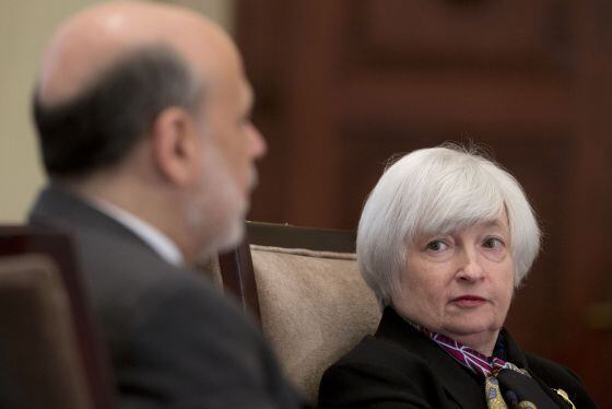 Janet Yellen, vicepresidenta de la Reserva Federal mira a Ben Bernanke