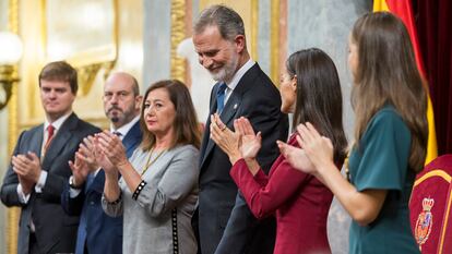 Felipe VI, entre Armengol, la reina Letizia y la princesa Leonor, en el Congreso.