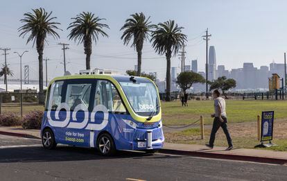 Autobús autónomo, capaz de operar sin conductor, en la isla de Treasure Island, en San Francisco. 