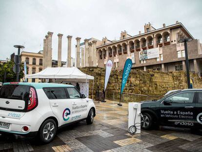 La comitiva de coches de la II Vuelta (El&eacute;ctrica) a Espa&ntilde;a, a su llegada a C&oacute;rdoba.