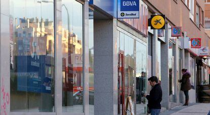Sucursales de varias entidades financieras en una calle de Madrid