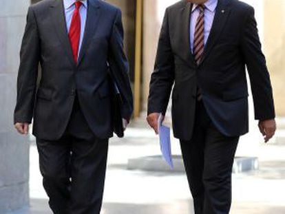 Francesc Homs, a la derecha, con Joan Rigol, ayer en el palacio de la Generalitat.