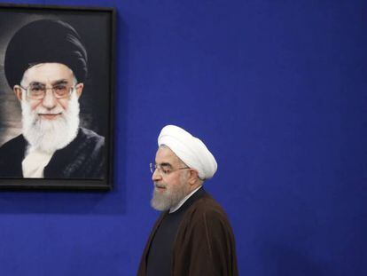 El presidente Rohan&iacute; pasa por delante de un retrato del L&iacute;der Supremo, Al&iacute; Jamenei, la semana pasada en Teher&aacute;n.
