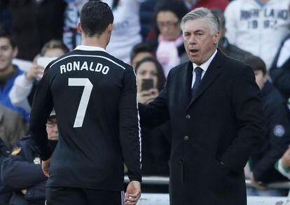 Ancelotti consuela a Cristiano tras su expulsión.