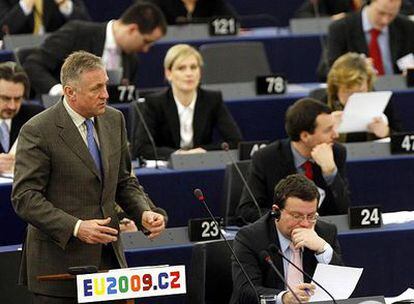 El primer ministro checo, Mirek Topolanek, se dirige al Parlamento Europeo en un discurso crítico a los planes económicos de la Administración Obama