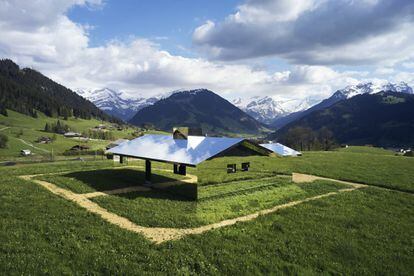 Arte y arquitectura se fusionan en el corazón de los Alpes suizos, en la localidad de Gstaad, para dar forma a una sorprendente cabaña de madera y acero recubierta de espejos, creación del artista estadounidense Doug Aitken. El propósito último de esta obra de 'land art', abierta al público hasta enero de 2021, es “interactuar con la montaña que la circunda, reflejando el paso de las estaciones y la constante evolución en el encuentro entre tierra y cielo”, según la <a href="https://www.luma-arles.org/en/luma/about/About-Luma.html" target="_blank">Fundación Luma </a> que organiza la tercera edición de la muestra 'Elevation 1049', de la que la casa Mirage Gstaad es la pieza central. A ratos, y según la intensidad de la luz del sol, da la sensación de que toda la estructura desaparece absorbida por el imponente paisaje natural que la rodea. Este fructífero diálogo con la naturaleza se prolonga en el interior de la casa, donde una multitud de espejos dispuestos como un caleidoscopio traslada al visitante a un universo en el que todo se multiplica en mil pedazos y nada parece lo que realmente es. ¿Espejismo o realidad?