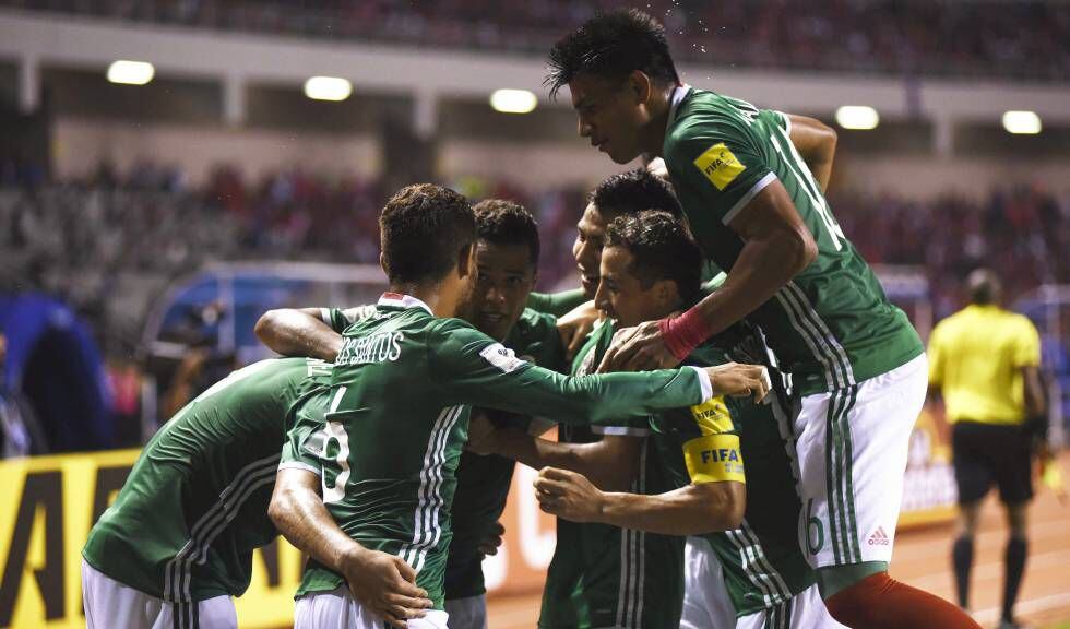 La selección de México durante un juego eliminatoria.