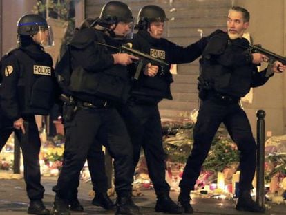 Polic&iacute;as cerca del restaurante Le Carrillon se preparan para actuar ante un veh&iacute;culo sospechosos. 