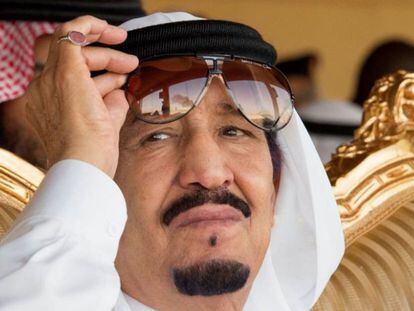 El rey de Arabia Saud&iacute;, Salman bin Abdulaziz, durante unos ejercicios militares el pasado d&iacute;a 10.